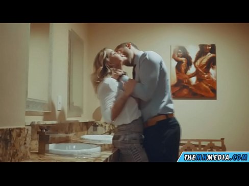 ❤️ Quan una rossa tetona et sedueix en un lavabo públic ️ Vídeo sexual al ca.zoomporno.ru ﹏